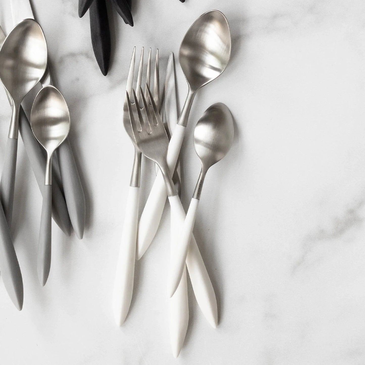 Ares Argento & White Five-Piece Place Setting